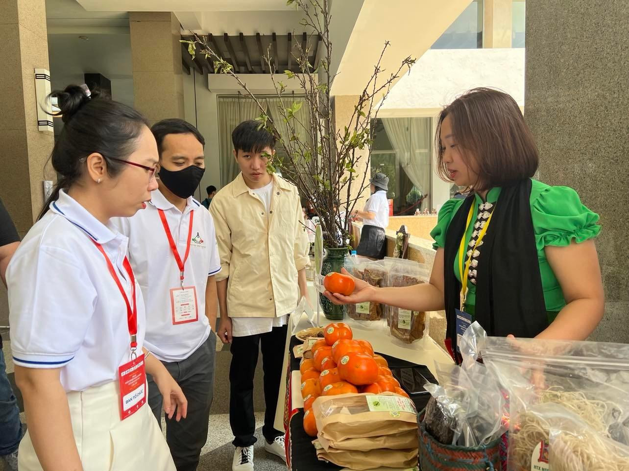 Chị Bùi Phương Thanh (bìa phải) đạt giải 3 với dự án “Nâng cao giá trị nông sản Sơn La - Tạo sinh kế cho bà con đồng bào dân tộc bản địa” Chị Bùi Phương Thanh (bìa phải) đạt giải 3 với dự án “Nâng cao giá trị nông sản Sơn La - Tạo sinh kế cho bà con đồng bào dân tộc bản địa”