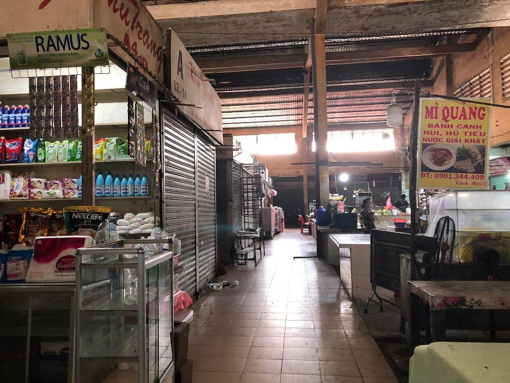 Chợ Bàu Cát (quận Tân Bình) thông tin, tình hình kinh doanh tại chợ sau Tết rất chậm, số lượng tiểu thương ngưng kinh doanh ngày càng nhiều. Chợ có tổng cộng 515 sạp. Trước Tết, khoảng 40% số lượng sạp ngưng kinh doanh thì hiện đã tăng lên khoảng 50%.