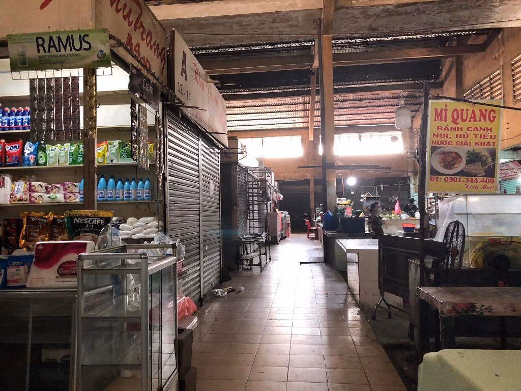 Chợ Bàu Cát (quận Tân Bình) thông tin, tình hình kinh doanh tại chợ sau Tết rất chậm, số lượng tiểu thương ngưng kinh doanh ngày càng nhiều. Chợ có tổng cộng 515 sạp. Trước Tết, khoảng 40% số lượng sạp ngưng kinh doanh thì hiện đã tăng lên khoảng 50%. Chợ Bàu Cát (quận Tân Bình) thông tin, tình hình kinh doanh tại chợ sau Tết rất chậm, số lượng tiểu thương ngưng kinh doanh ngày càng nhiều. Chợ có tổng cộng 515 sạp. Trước Tết, khoảng 40% số lượng sạp ngưng kinh doanh thì hiện đã tăng lên khoảng 50%.