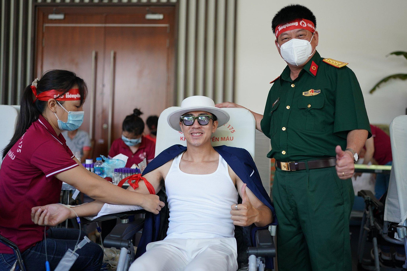 Ca sĩ Vang Hải hiến máu tại chương trình