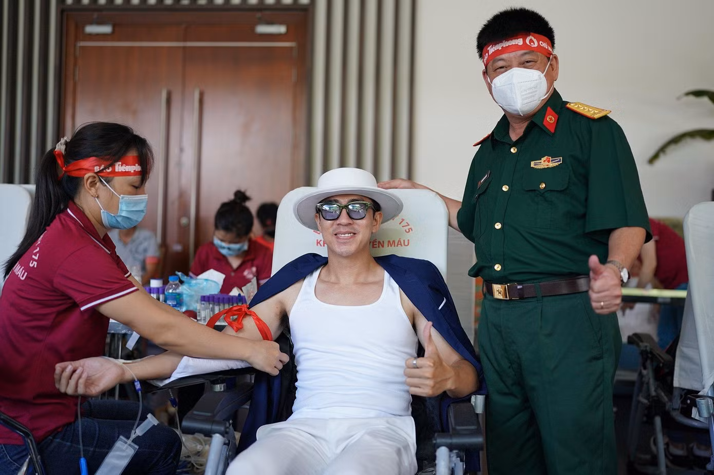 Ca sĩ Vang Hải hiến máu tại chương trình