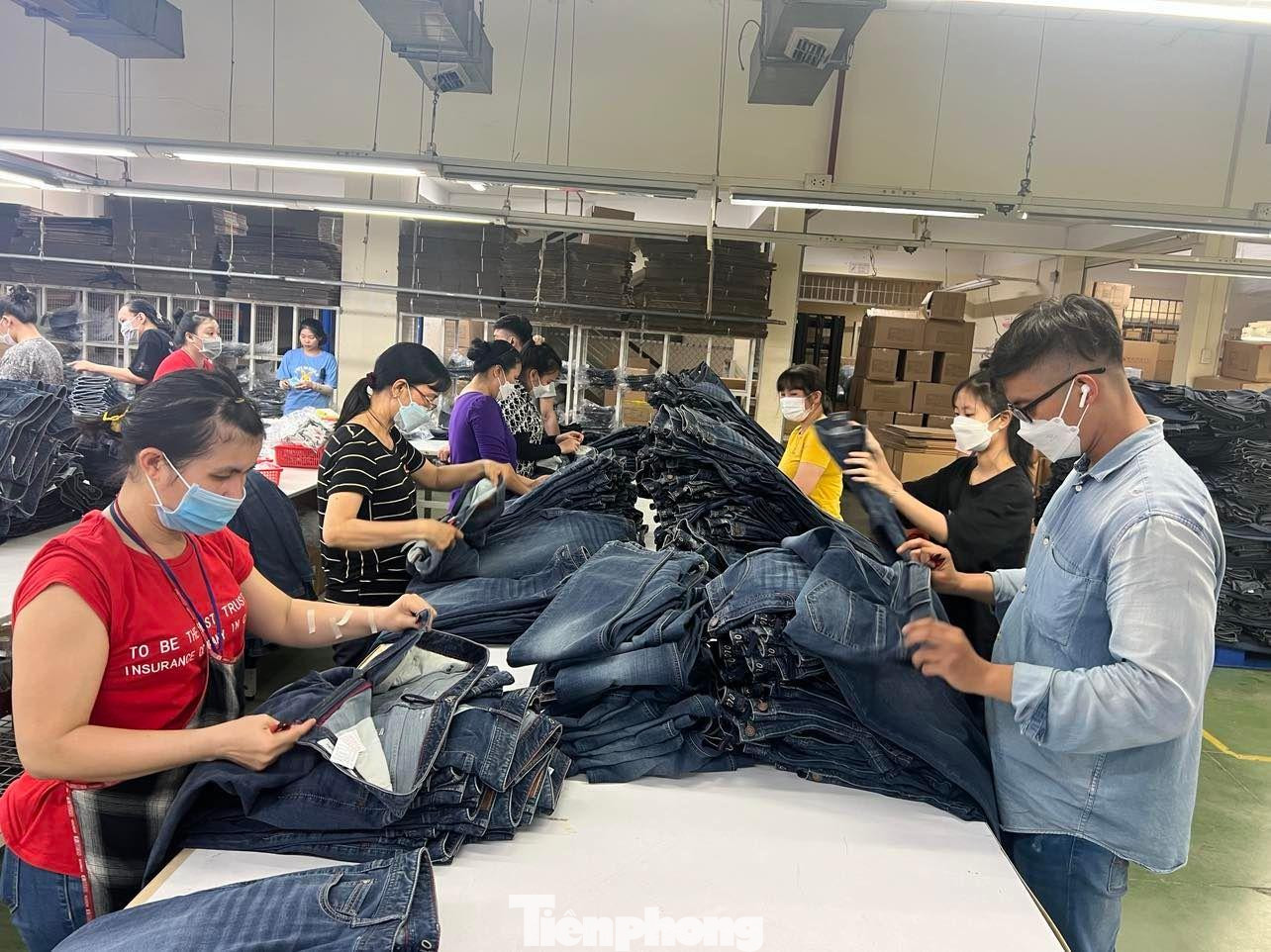 Doanh nghiệp dệt may cố gắng cầm cự để vượt bão (ảnh tại Công ty Việt Thắng Jean) Doanh nghiệp dệt may cố gắng cầm cự để vượt bão (ảnh tại Công ty Việt Thắng Jean)