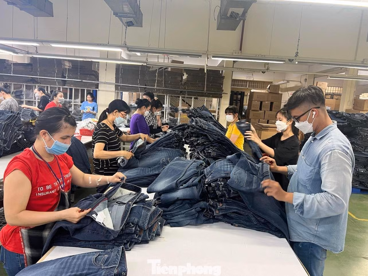 Doanh nghiệp dệt may cố gắng cầm cự để vượt bão (ảnh tại Công ty Việt Thắng Jean) Doanh nghiệp dệt may cố gắng cầm cự để vượt bão (ảnh tại Công ty Việt Thắng Jean)