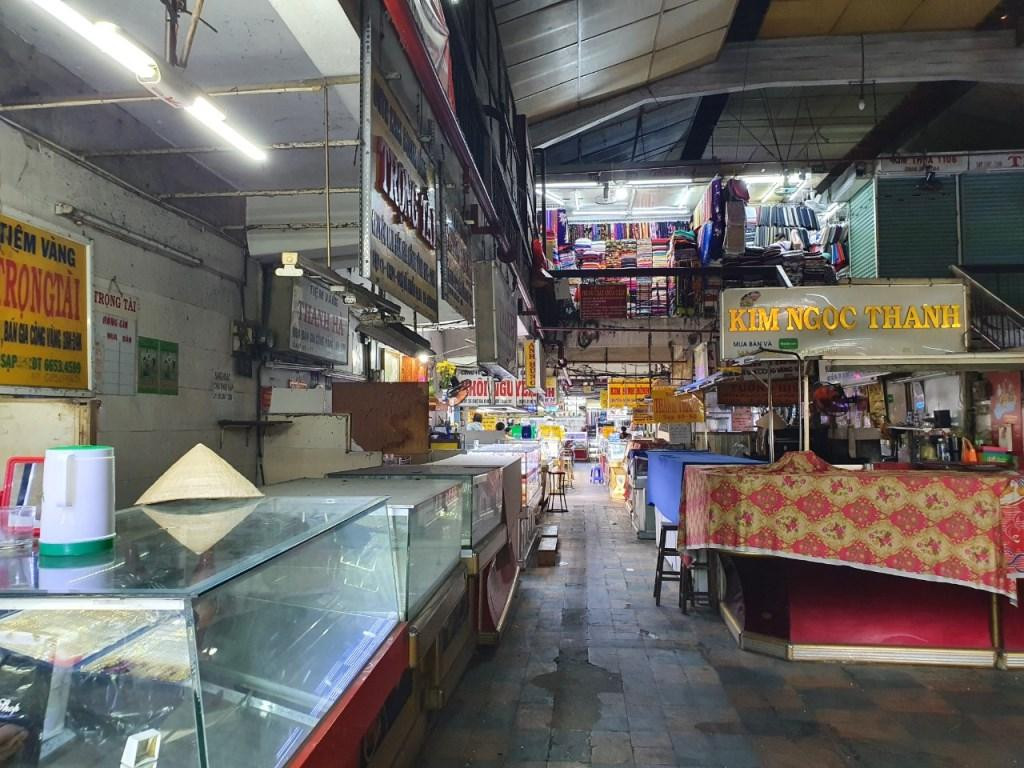 Khu mặt tiền chợ Bà Chiểu vắng vẻ do vắng hẳn tiểu thương kinh doanh.