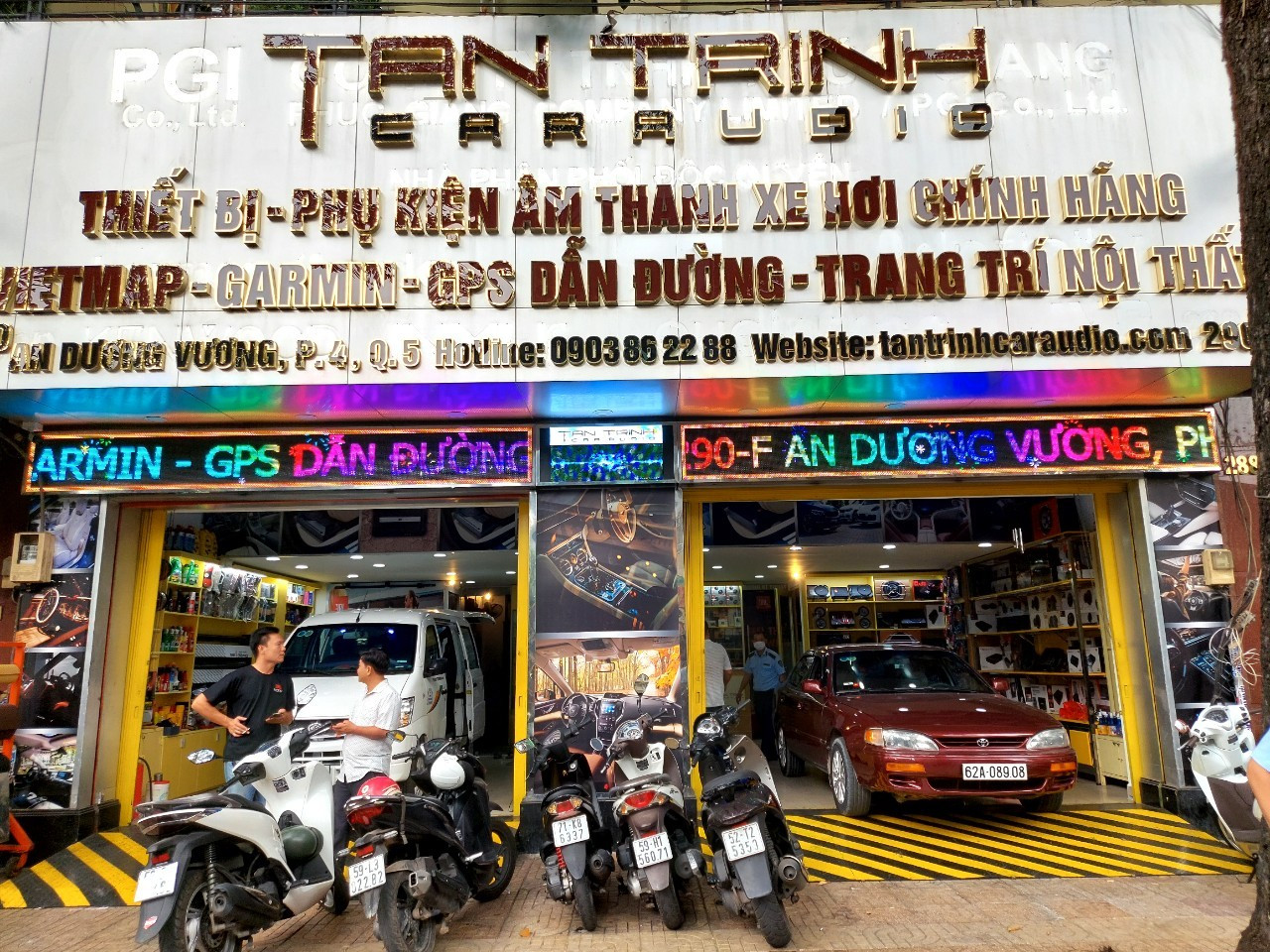 Một trong những cửa hàng kinh doanh thiết bị, phụ kiện âm thanh xe hơi ở quận 5 bị lực lượng chức năng kiểm tra
