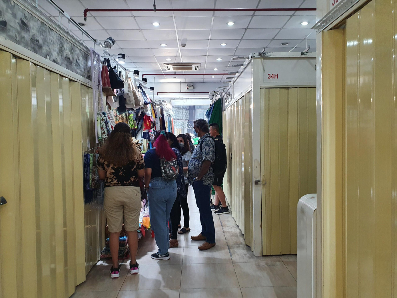 Một số quầy hàng hiếm hoi còn mở cửa thu hút khách du lịch. Tuy nhiên theo quan sát, các sản phẩm bên trong quầy hàng đa phần là hàng thương hiệu Việt hoặc đồ handmade, hầu như hoàn toàn vắng bóng các sản phẩm nhái thương hiệu ngoại như trước.