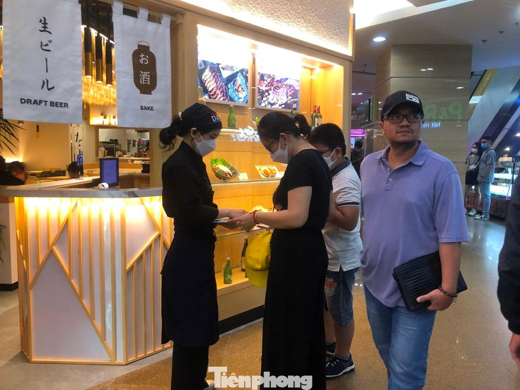 Sau khi được nhân viên đặt chỗ, khách phải chờ đợi tầm 30 phút để được sắp bàn vì khách quá đông