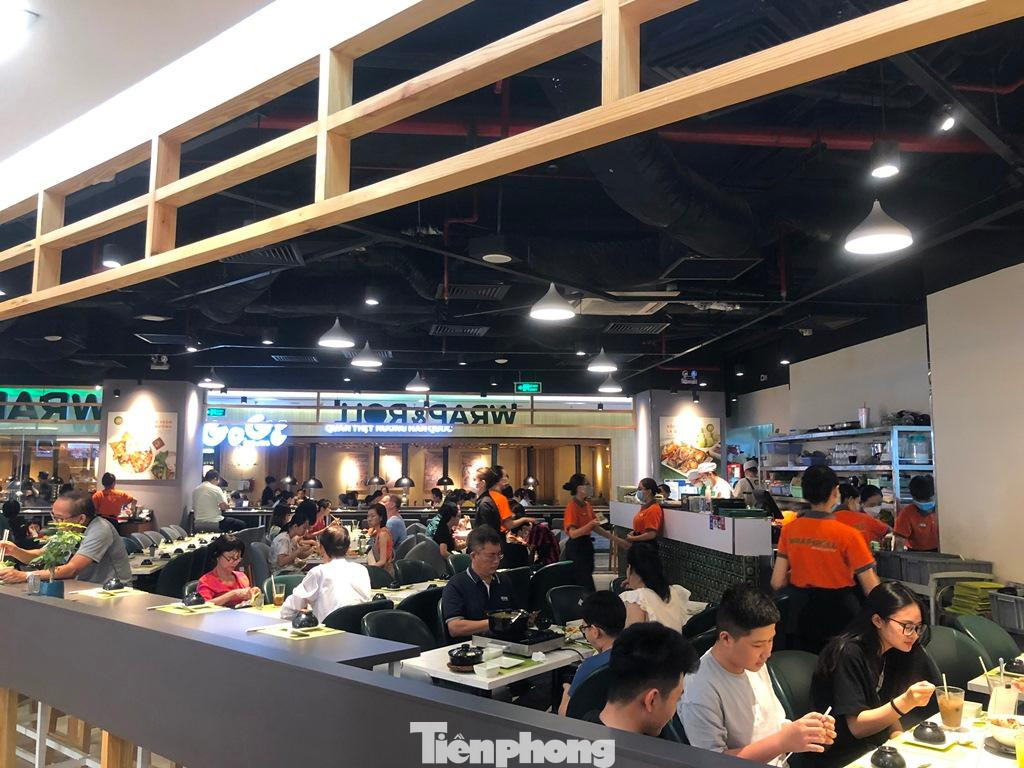 Các quầy hàng ẩm thực đều chật kín khách