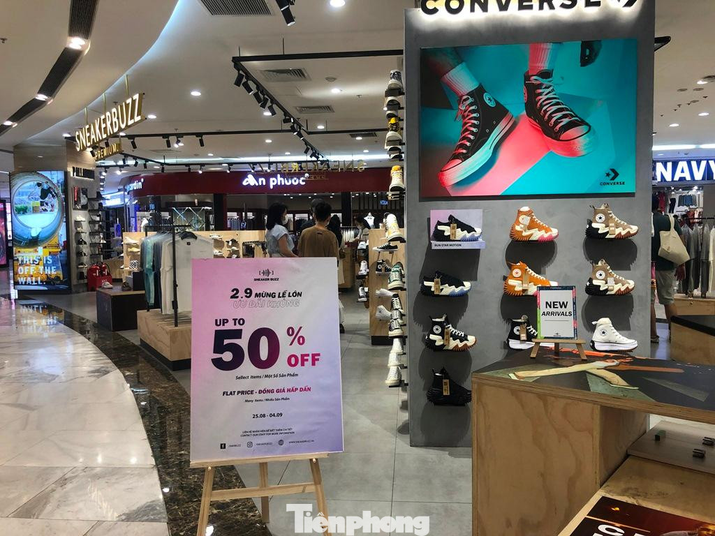 Nhiều thương hiệu giảm giá mạnh tay dịp này