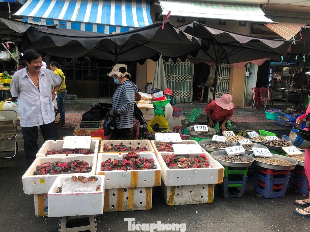 Thủy hải sản tại chợ được niêm yết giá cụ thể để khách dễ mua