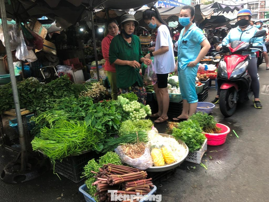Tại chợ dân sinh, hàng hóa dồi dào nhưng sức mua không cao. Tại chợ Hòa Bình, rau củ, thịt cá đều không tăng giá.