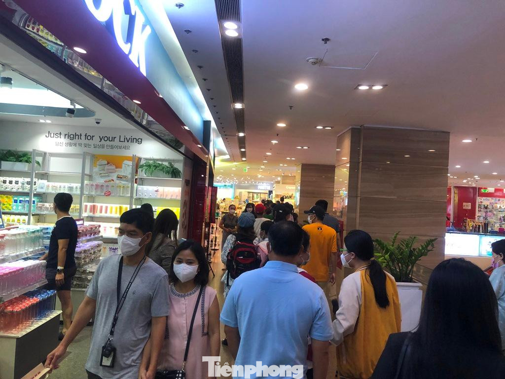 Nhiều người chọn trung tâm thương mại để vừa dạo chơi, ăn uống dịp lễ 2/9