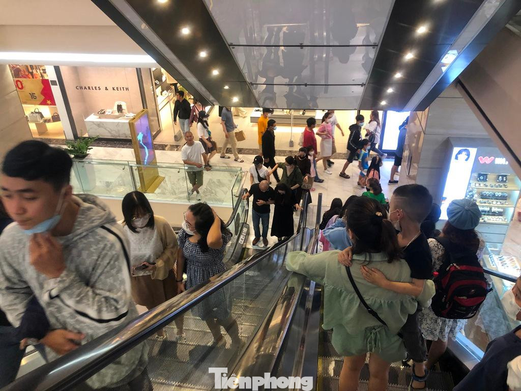 Trung tâm thương mại như Vincom, Aeon nhộn nhịp du khách.