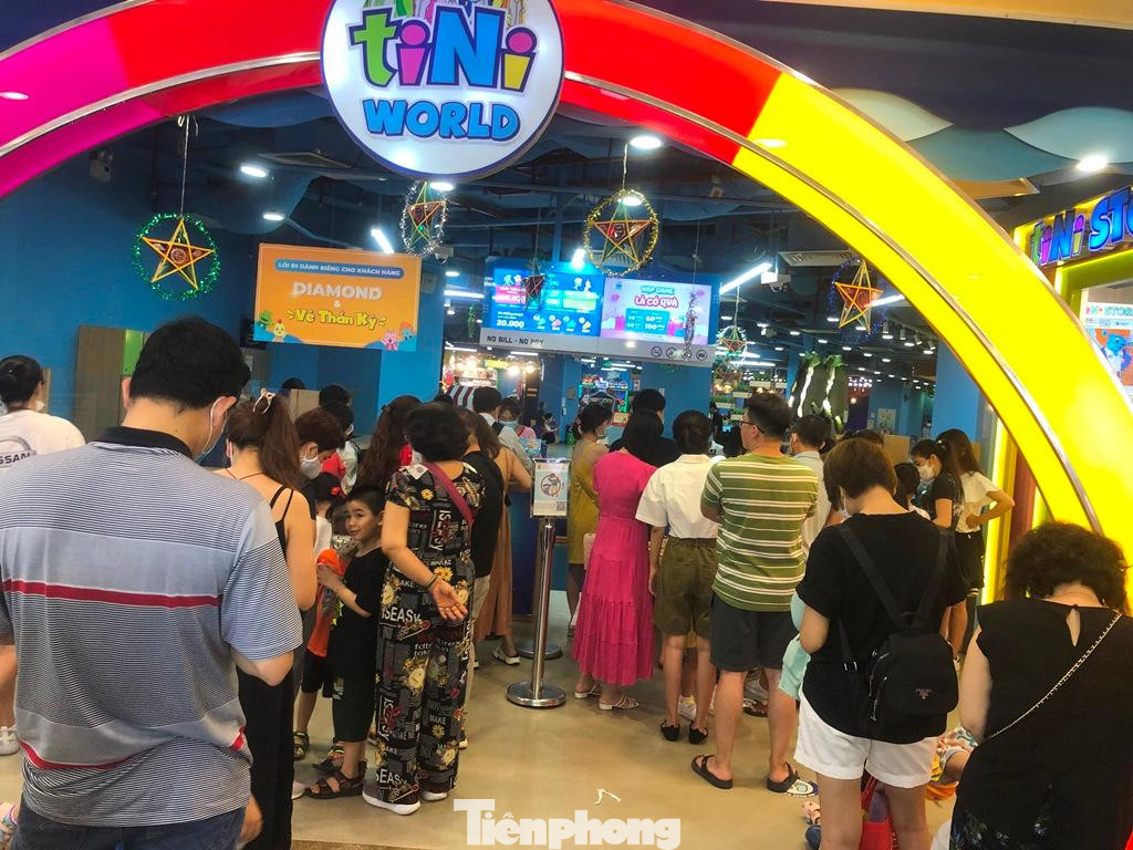 Khu vui chơi dành cho trẻ em quá tải ngay từ lúc vừa mở cửa