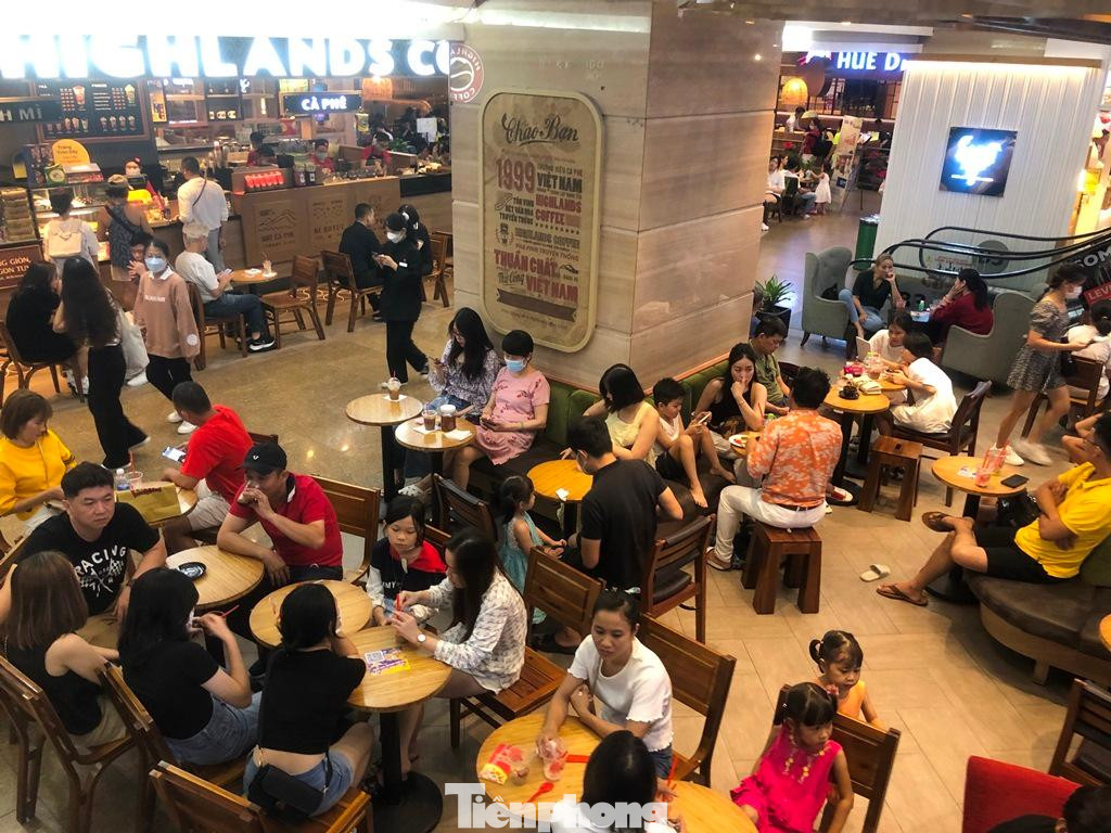 Hàng quán không còn một chỗ trống