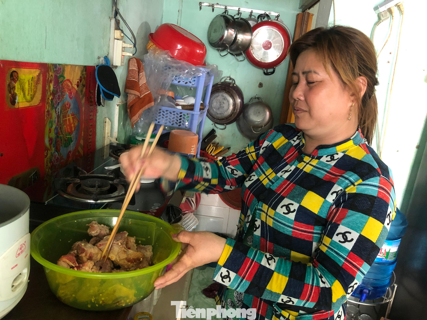 Chị Huỳnh Thị Kiều chuẩn bị nồi thịt kho trứng ăn Tết. Chị Huỳnh Thị Kiều chuẩn bị nồi thịt kho trứng ăn Tết.