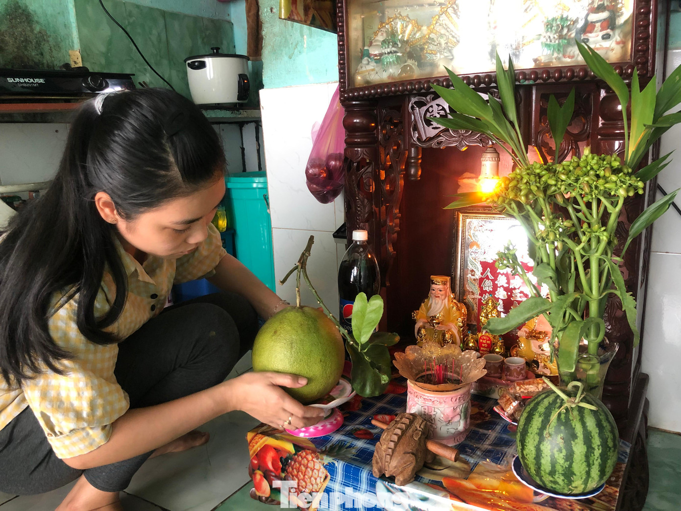 Thanh Thảo đã sửa soạn lại bàn thờ, cầu mong năm mới nhiều sức khỏe, bình an. Thanh Thảo đã sửa soạn lại bàn thờ, cầu mong năm mới nhiều sức khỏe, bình an.