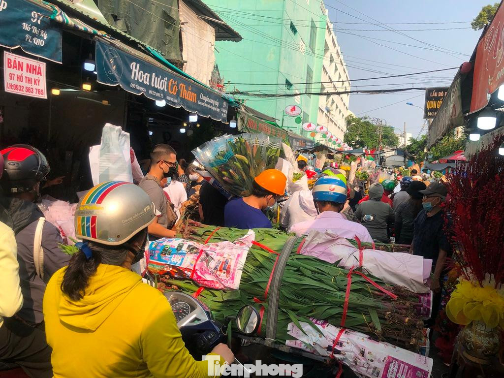 Tại chợ hoa Hồ Thị Kỷ (quận 10), dòng người mua hoa càng lúc càng đông từ giữa trưa.