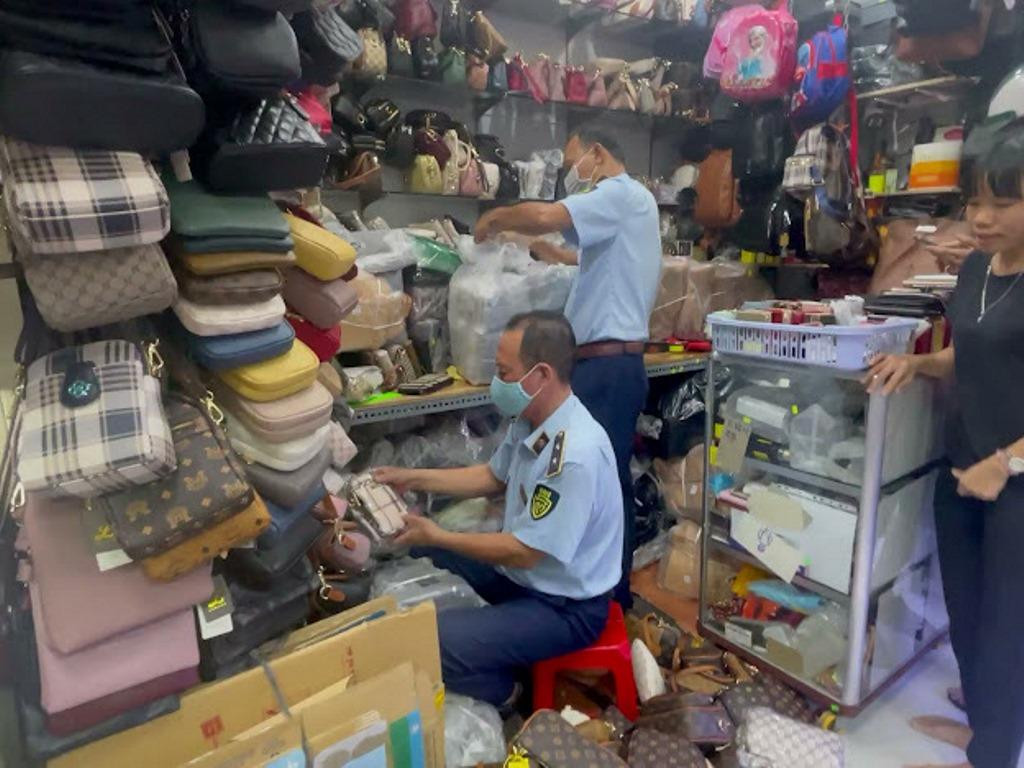 Lực lượng chức năng kiểm tra, thống kê số lượng hàng hóa vi phạm