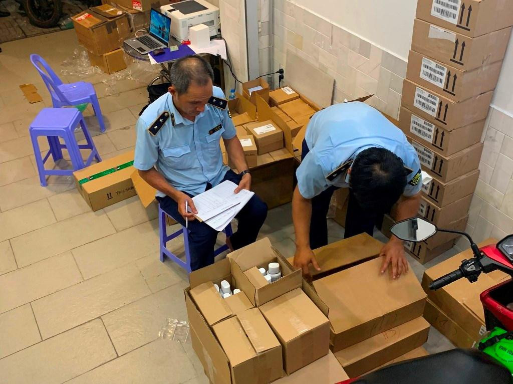 Sau nhiều ngày theo dõi, Đoàn kiểm tra của QLTT TPHCM đã phát hiện hơn 13.000 mỹ phẩm không nguồn gốc, giấy tờ