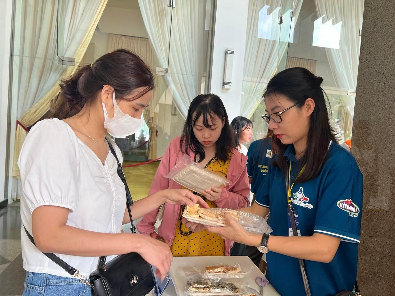 Cơm cháy Smile được nhiều bạn trẻ yêu thích Cơm cháy Smile được nhiều bạn trẻ yêu thích