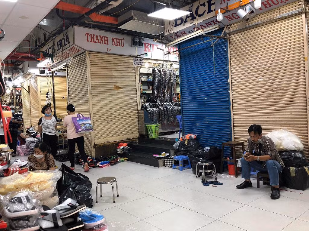 "Chưa bao giờ chợ buồn như lúc này. Cứ tưởng khi dịch được kiểm soát, chợ mở cửa thì sức mua tăng lên, không ngờ ngày càng vắng hơn" - ông Thành, tiểu thương ngành hàng giày dép nói. "Chưa bao giờ chợ buồn như lúc này. Cứ tưởng khi dịch được kiểm soát, chợ mở cửa thì sức mua tăng lên, không ngờ ngày càng vắng hơn" - ông Thành, tiểu thương ngành hàng giày dép nói.