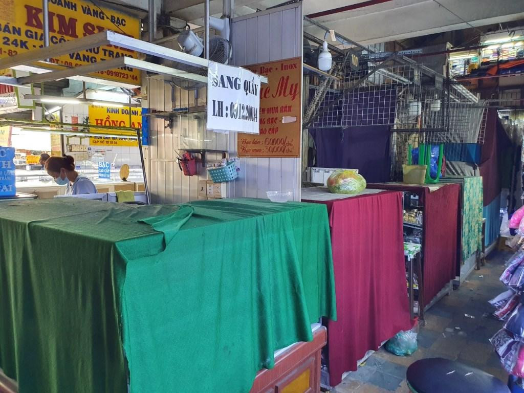 Ngay cả các ki-ốt bán trang sức cũng tìm người sang quầy.