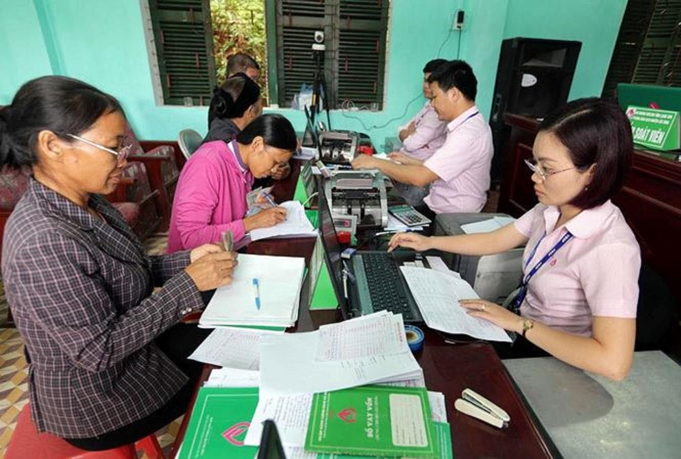 Người dân được hỗ trợ vay vốn tại Ngân hàng Chính sách Xã hội Người dân được hỗ trợ vay vốn tại Ngân hàng Chính sách Xã hội