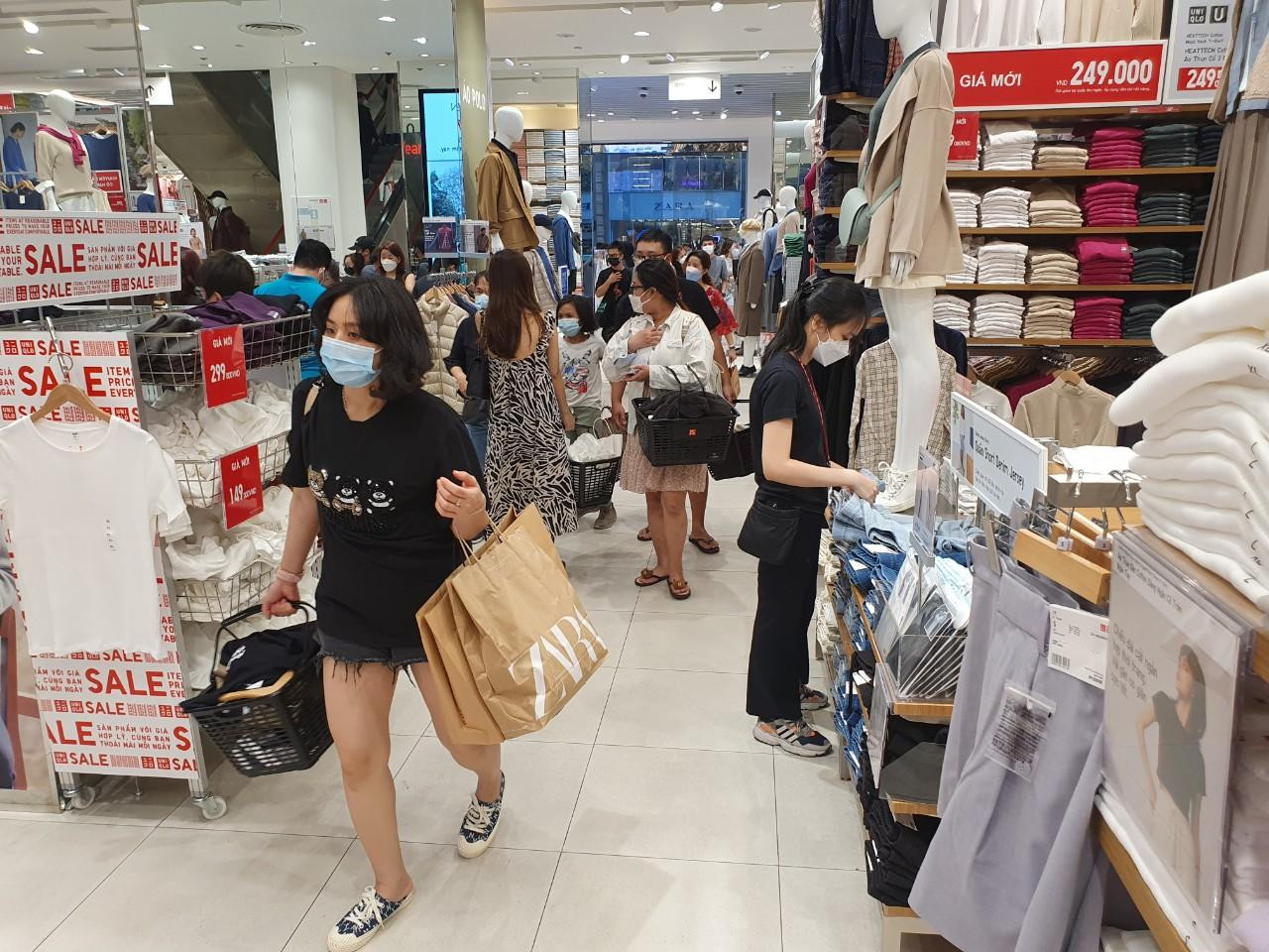 Khách hàng có xu hướng lựa chọn cửa hàng thời trang dành cho mọi đối tượng để săn sale dịp này. "Tôi đưa cả gia đình đến để sắm đồ từ người lớn để trẻ em, cả nam lẫn nữ rất thuận lợi, không phải đi nhiều cửa hàng mà ai cũng có đồ mới. Mình cứ nghĩ Tết này không ai đi mua sắm nhưng không ngờ lại rất đông" - chị Bình (ngụ quận Bình Tân) chia sẻ.