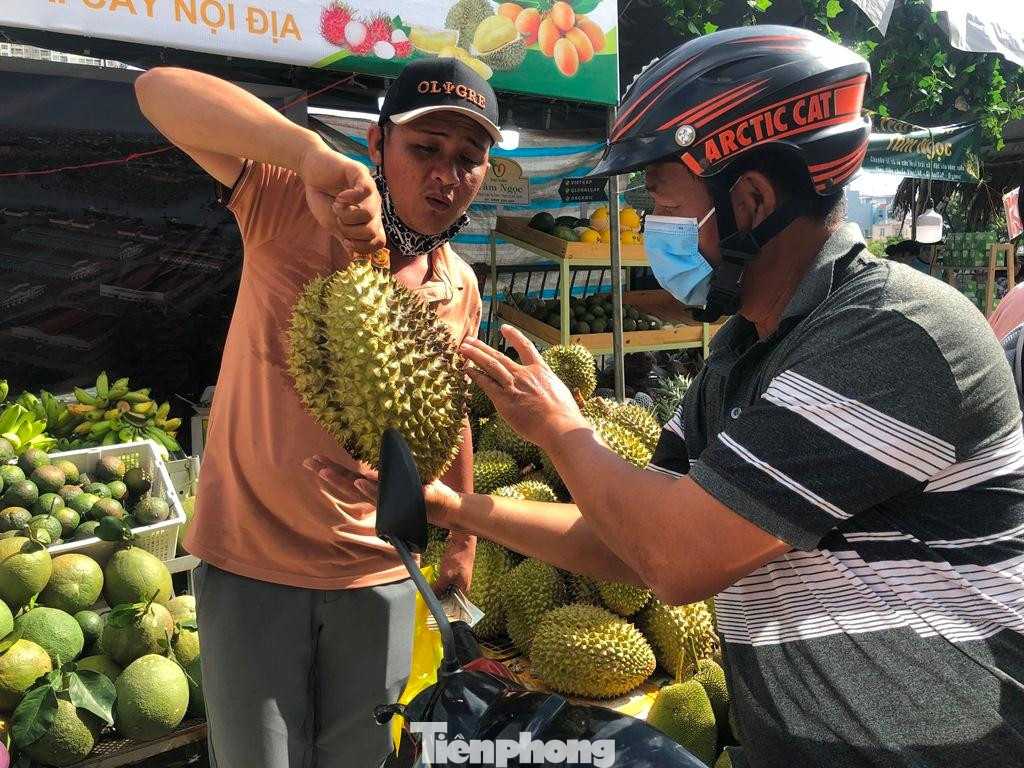 Trong khi đó, sầu riêng cũng rớt giá, chỉ tầm 50.000 đồng/kg.