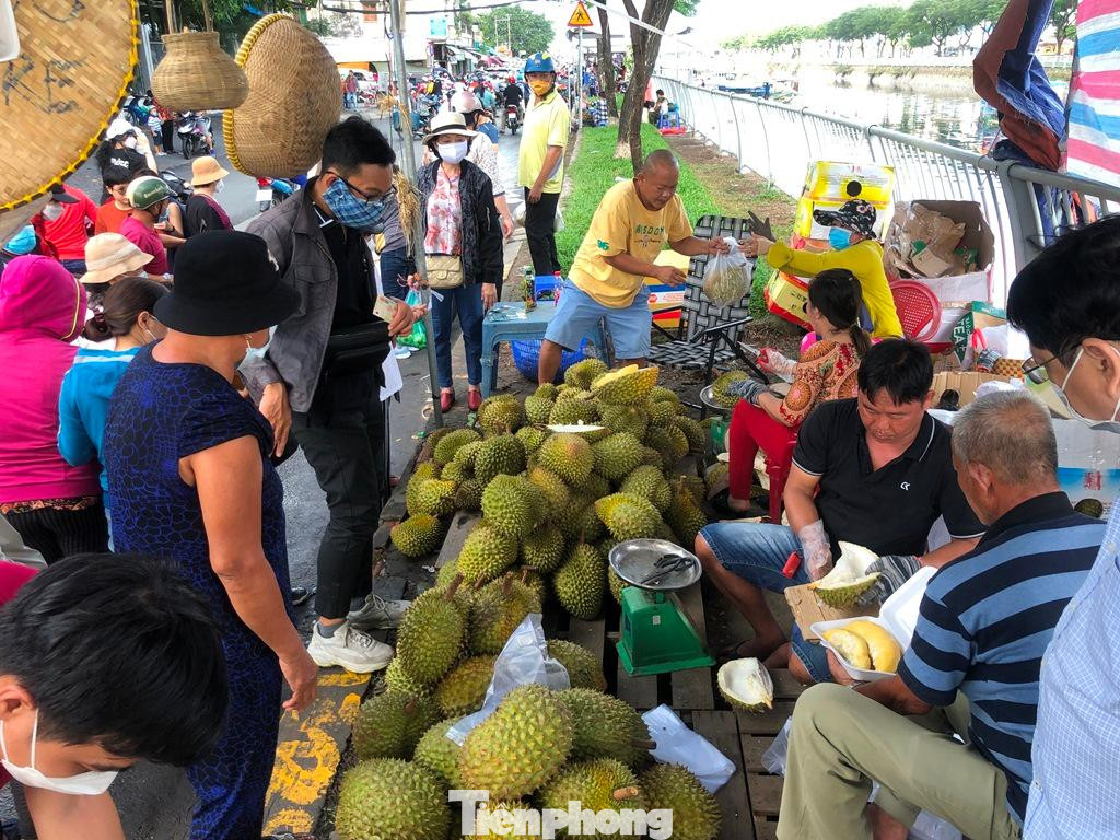 Tại tuần lễ trái cây &quot;trên bến dưới thuyền&quot; đang diễn ra tại Bến Bình Đông (quận 8), sầu riêng giá từ 45.000-50.000 đồng/kg luôn tấp nập khách mua. &quot;Có hôm tôi bán hơn cả tấn sầu riêng&quot; - bà Tư (có trang trại trồng sầu riêng ở huyện Vũng Liêm, tỉnh Vĩnh Long) cho biết.