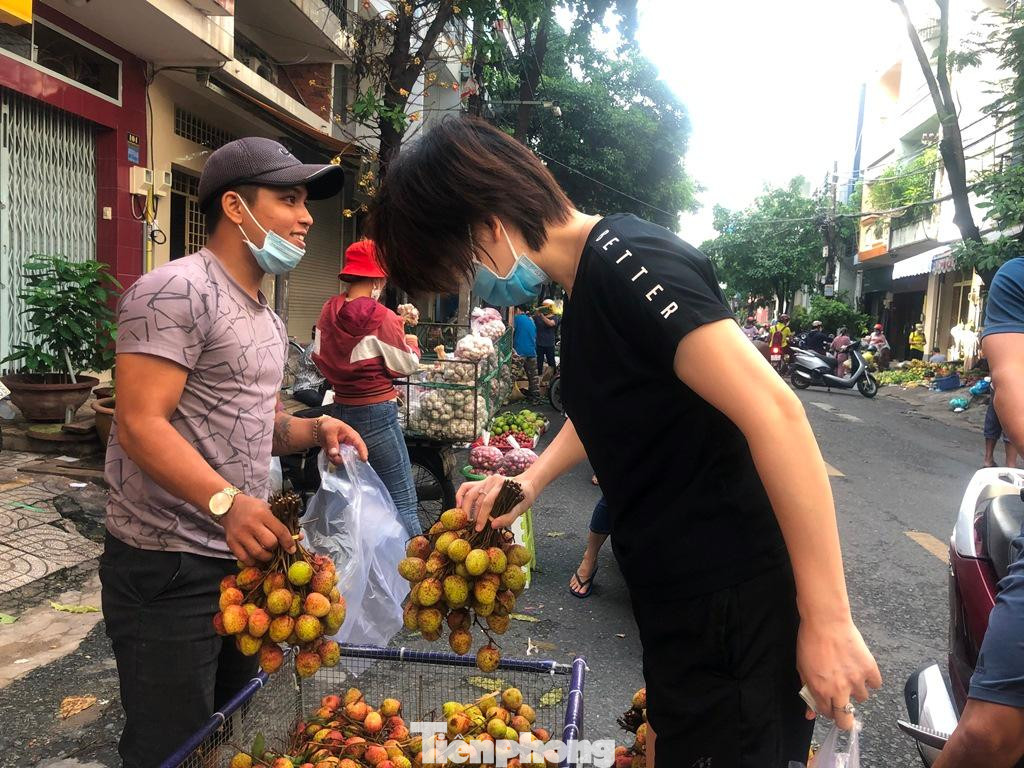Ngày 4/6, tại chợ Phạm Văn Hai (quận Tân Bình), nhiều tiểu thương bày những sọt quả vải tươi rói chào mời khách. &quot;Đây là vải vận chuyển bằng máy bay, vừa chở từ các tỉnh phía Bắc về thành phố hôm nay. Giá hiện tại 50.000 đồng/kg, hàng bao tươi, bao ngon&quot; - người bán cho biết.