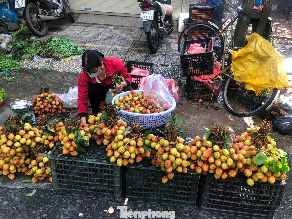 Theo ghi nhận, quả vải được bày bán tại nhiều chợ ở TPHCM đều có cuống lá rất tươi, quả mọng nước, khá ngọt. Nhiều khách hàng tại TPHCM tranh thủ quả vải rẻ mua về thưởng thức.
