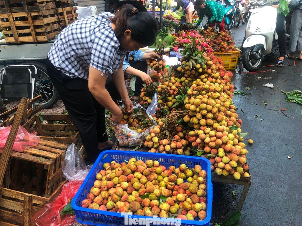 Trong khi đó, các loại vải rụng (để qua ngày) có giá rẻ hơn, từ 35.000-40.000 đồng/kg (tùy nơi bán. &quot;Mua quả vải có cuống, bó thành chùm để cúng bàn thờ, còn nếu ăn thì mua vải rụng, giá vừa rẻ lại lợi ký hơn&quot; - chị Thu Hương (ngụ quận 4) cho biết.