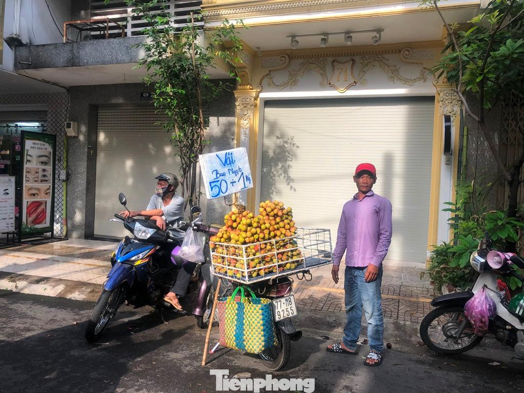 Quả vải về thành phố nhiều, người buôn lẻ dùng xe máy chở đi bán lẻ khắp nơi, giá cũng chỉ 50.000 đồng/kg.