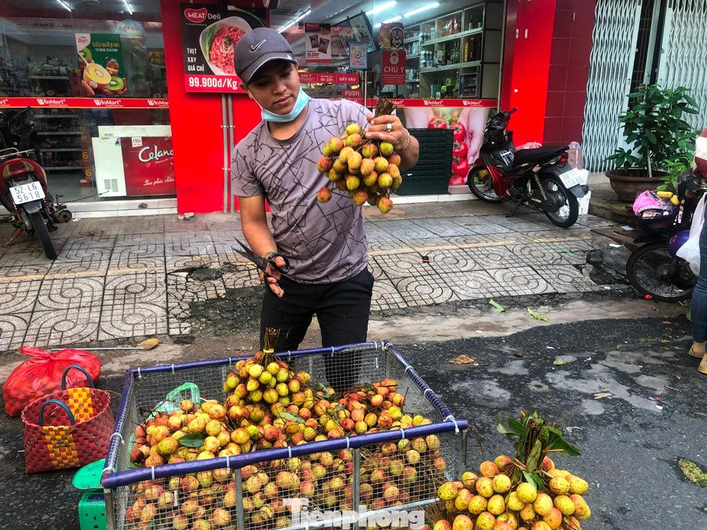 Theo người này, chưa bao giờ trái cây mới vào mùa lại có giá rẻ, chỉ 50.000 đồng/kg như lúc này. &quot;Cùng kỳ năm ngoái, dù trong giai đoạn dịch bệnh, việc đi lại, vận chuyển khó khăn nhưng quả vải vẫn có mức giá cao hơn&quot;. Theo nhiều đầu mối cung cấp hàng, do gặp khó khăn khi xuất khẩu nên quả vải rớt giá.