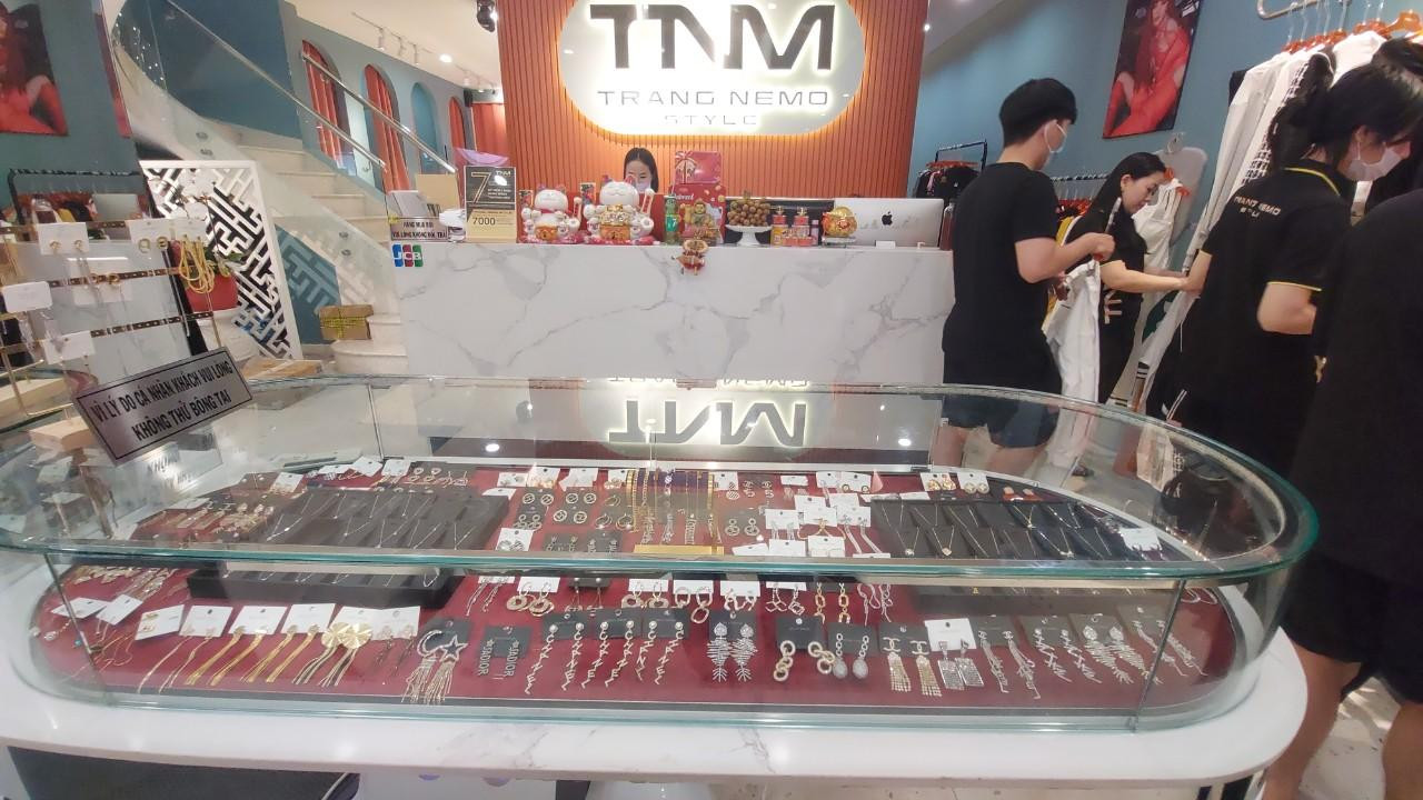 Cửa hàng thời trang “TRANG NEMO STYLE” vừa bị lực lượng QLTT kiểm tra ngày 9/12