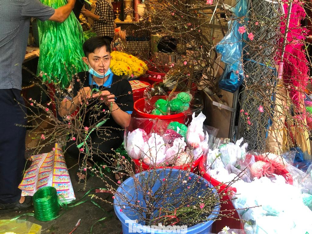 Ngày 30/1 (28 Tết), tại các chợ hoa sỉ như chợ Hồ Thị Kỷ (quận 10), chợ hoa Đầm Sen (quận 11)... chủ hàng giới thiệu khách đào Nhật Tân mini với giá cực rẻ, chỉ từ 150.000-200.000 đồng/cành. &quot;Đào này chỉ cần cắm bình nước là hoa bung nở, có thể chơi đến hết tháng Giêng&quot; - nhân viên một tiệm hoa ở chợ Hồ Thị Kỷ nói.