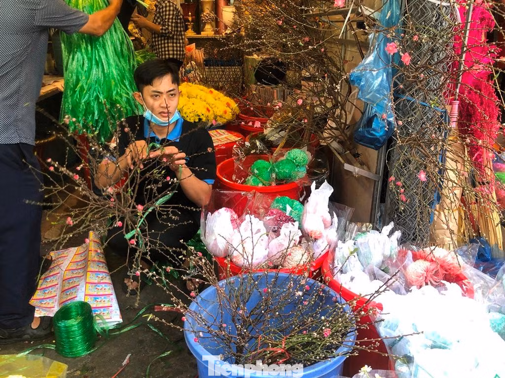 Ngày 30/1 (28 Tết), tại các chợ hoa sỉ như chợ Hồ Thị Kỷ (quận 10), chợ hoa Đầm Sen (quận 11)... chủ hàng giới thiệu khách đào Nhật Tân mini với giá cực rẻ, chỉ từ 150.000-200.000 đồng/cành. "Đào này chỉ cần cắm bình nước là hoa bung nở, có thể chơi đến hết tháng Giêng" - nhân viên một tiệm hoa ở chợ Hồ Thị Kỷ nói.