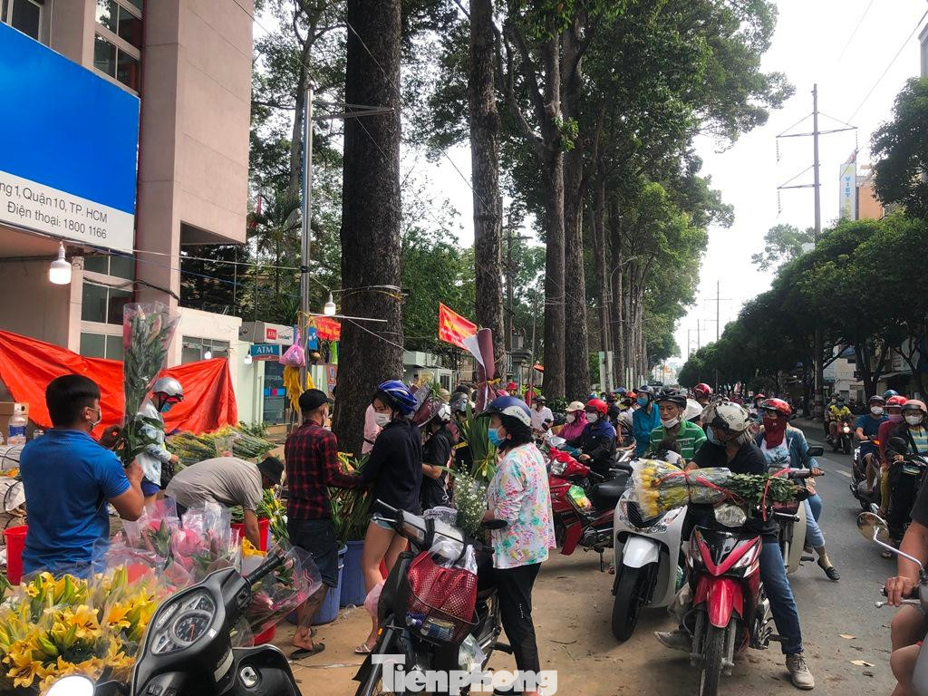 Một góc đường nhộn nhịp mua bán hoa.