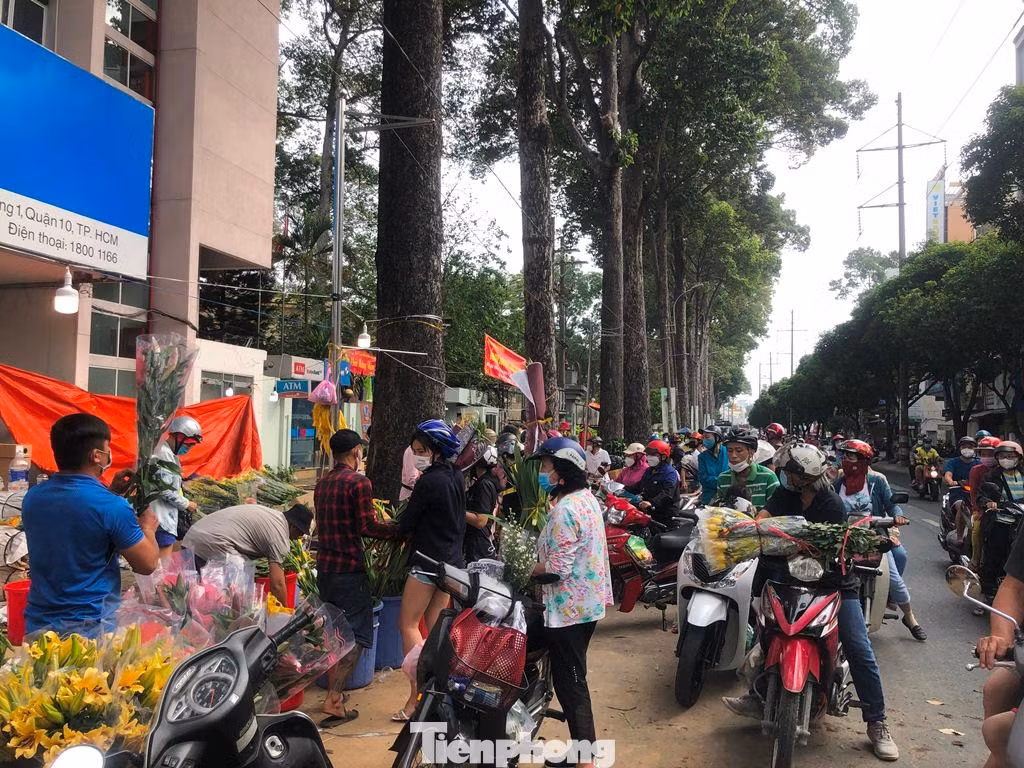 Một góc đường nhộn nhịp mua bán hoa.