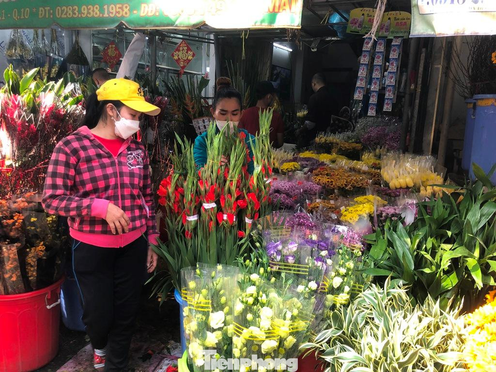 Lay ơn, cúc vàng, cát tường... giá từ 45.000 đồng/bó.