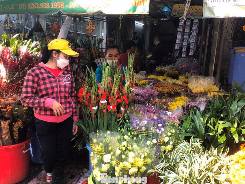 Lay ơn, cúc vàng, cát tường... giá từ 45.000 đồng/bó.