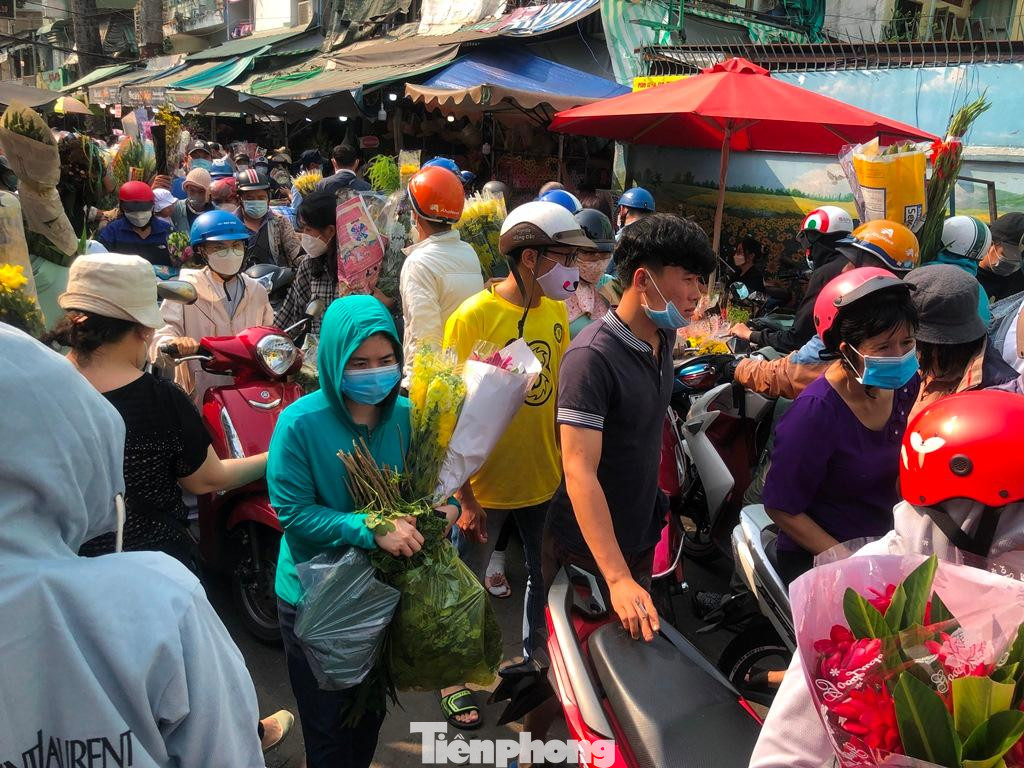 Chật vật ôm hoa thoát khỏi vòng vây người xe...