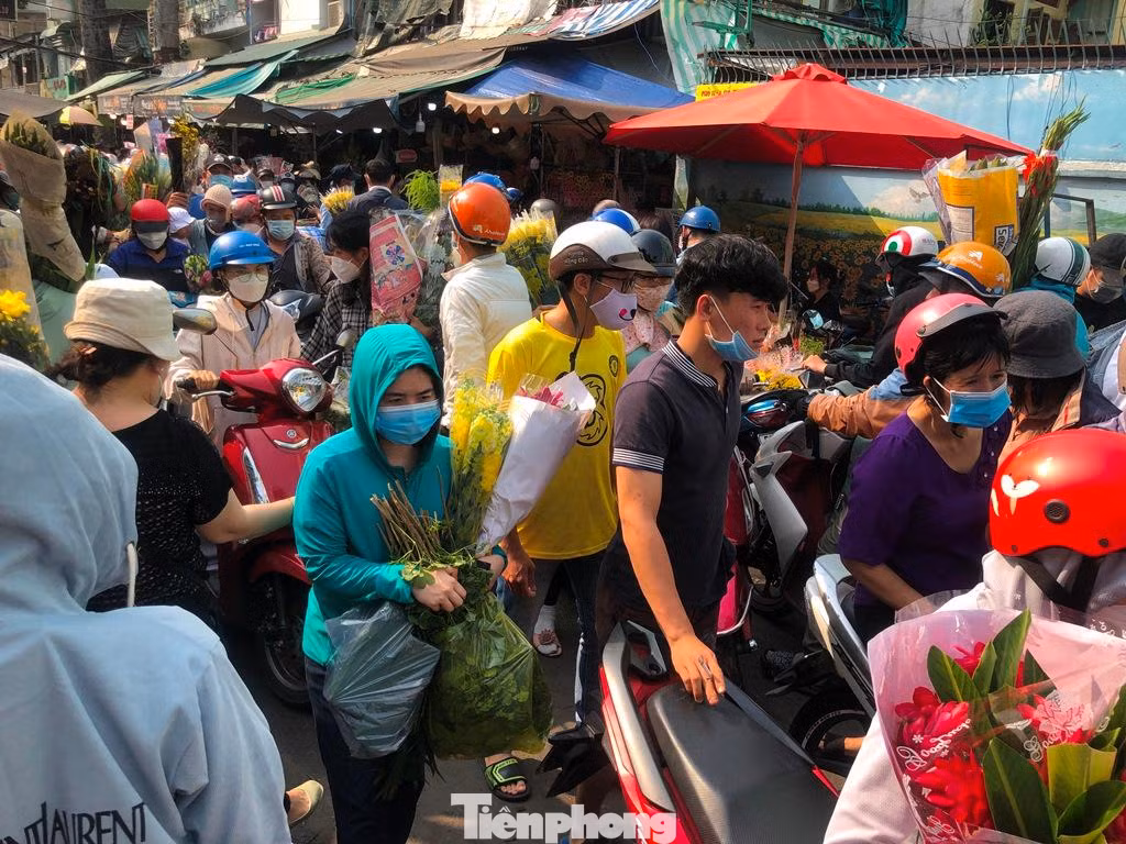 Chật vật ôm hoa thoát khỏi vòng vây người xe...