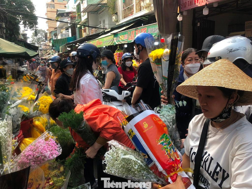 Càng về trưa và chiều, các chợ hoa càng tấp nập người mua sắm Tết. &quot;Tôi đến chợ sỉ mua hoa số lượng nhiều để có giá ưu đãi hơn. Cứ đến Tết, tôi lại trang trí hoa rất nhiều ở các phòng như hoa ly, hồng, mai, đào... Tôi thường chơi hoa cắm bình chứ không mua hoa chậu lớn do mình ở chung cư, diện tích cũng có hạn&quot; - cô giáo Lê Thị Đào (27 tuổi, ngụ TP Thủ Đức) bộc bạch.