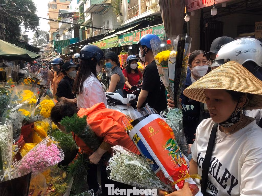 Càng về trưa và chiều, các chợ hoa càng tấp nập người mua sắm Tết. "Tôi đến chợ sỉ mua hoa số lượng nhiều để có giá ưu đãi hơn. Cứ đến Tết, tôi lại trang trí hoa rất nhiều ở các phòng như hoa ly, hồng, mai, đào... Tôi thường chơi hoa cắm bình chứ không mua hoa chậu lớn do mình ở chung cư, diện tích cũng có hạn" - cô giáo Lê Thị Đào (27 tuổi, ngụ TP Thủ Đức) bộc bạch.
