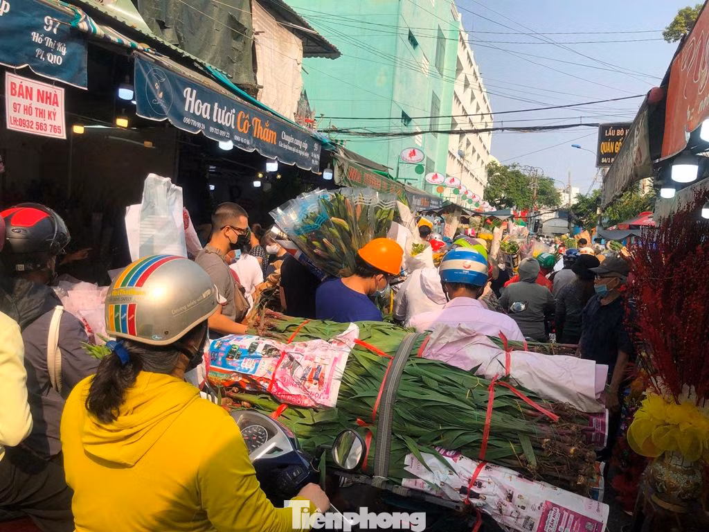 Chợ hoa đông nghịt trưa ngày 28 Tết.