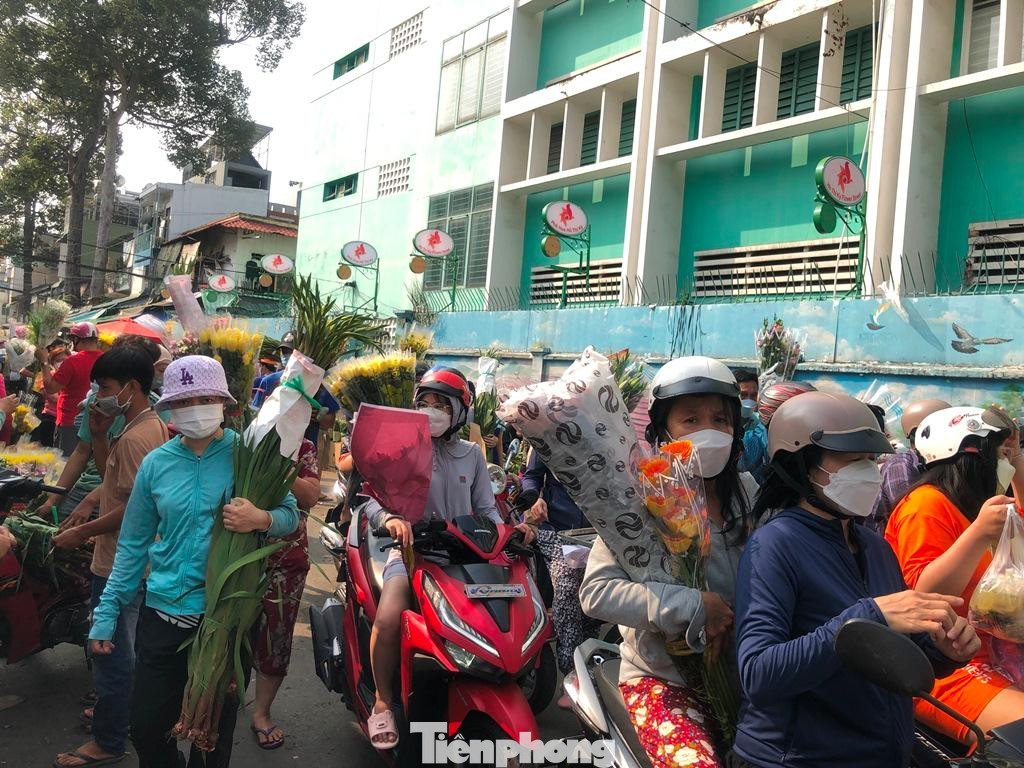 Do chợ sẽ phải dọn dẹp, trả mặt bằng lúc 12 giờ trưa nên tiểu thương tranh thủ đẩy hàng, đại hạ giá. Các loại cúc, ly... chỉ còn tầm 25.000 đồng/bó.