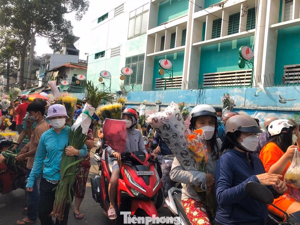 Do chợ sẽ phải dọn dẹp, trả mặt bằng lúc 12 giờ trưa nên tiểu thương tranh thủ đẩy hàng, đại hạ giá. Các loại cúc, ly... chỉ còn tầm 25.000 đồng/bó.